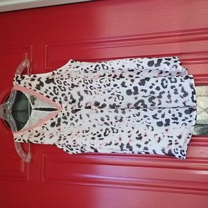 Pretty Leopard Print Vince Camuto Blouse size  large
